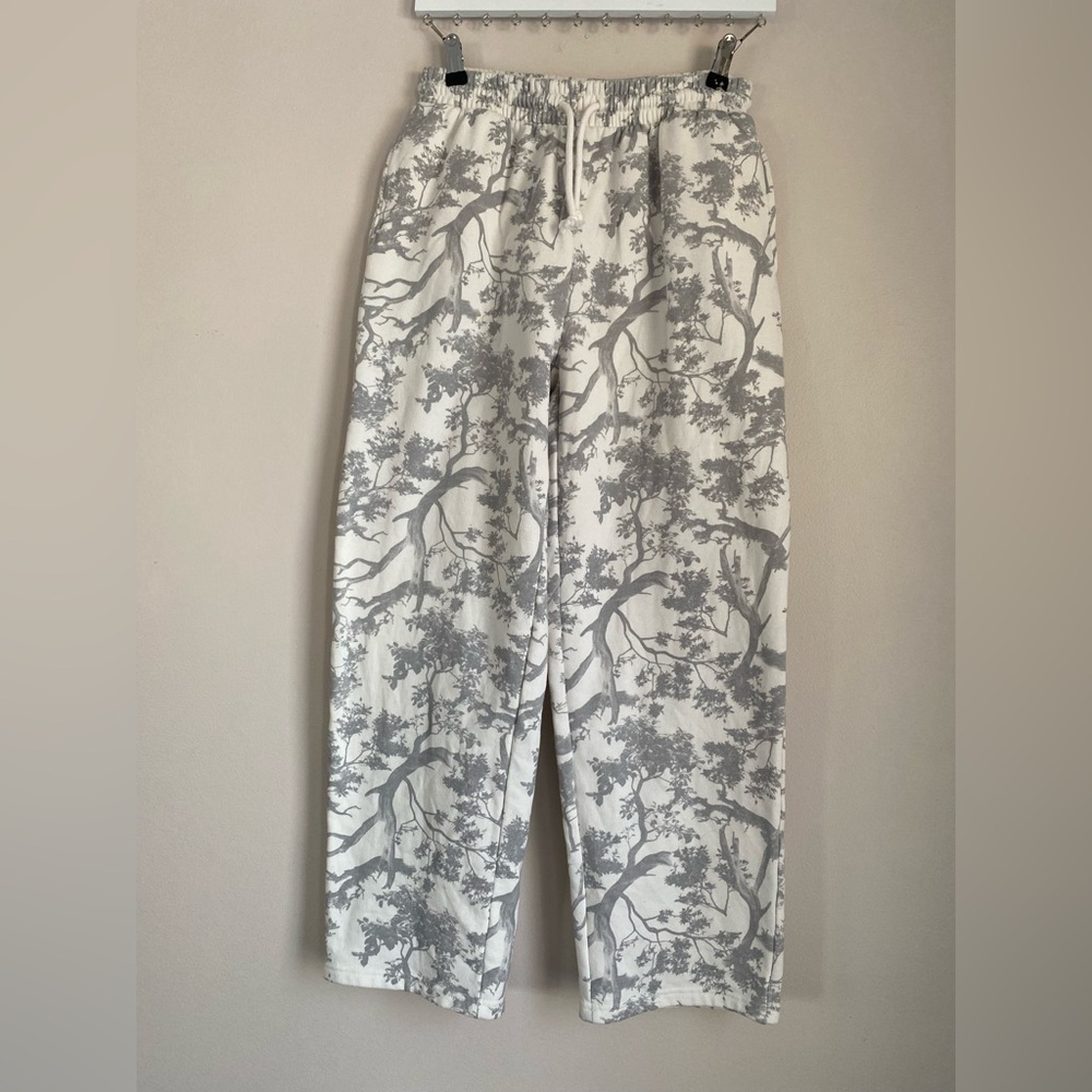 Cactus and Pearl camouflage sweatpants size medium white and grey